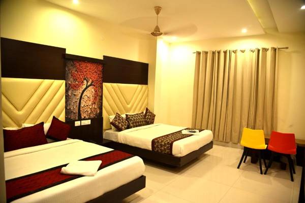 Hotel Crown Next to Heritage Street