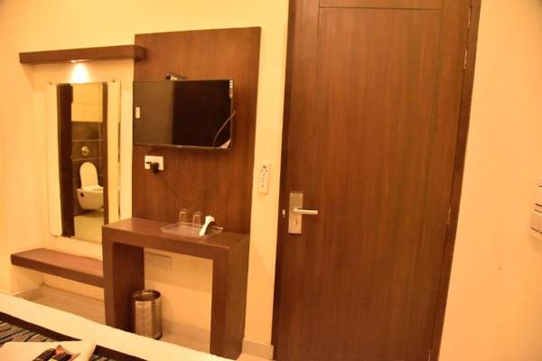 Hotel Crown Next to Heritage Street