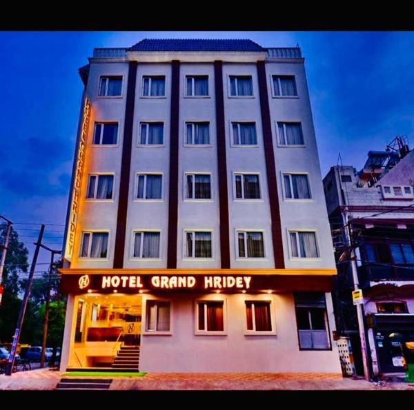 HOTEL GRAND HRIDEY  20 steps from Railway station