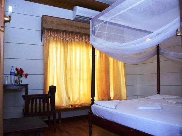 Indraprastham Houseboat