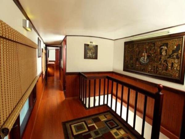 Grand Nirvana Jacuzzi Super Luxury Premium House Boat