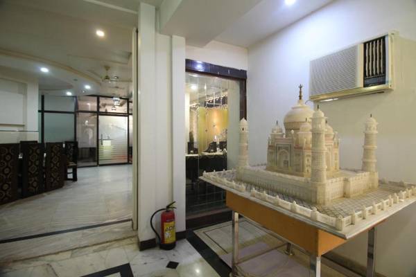 FabHotel Alpine Tajganj