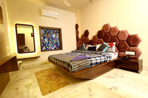 Lucky Restaurant & Guest House