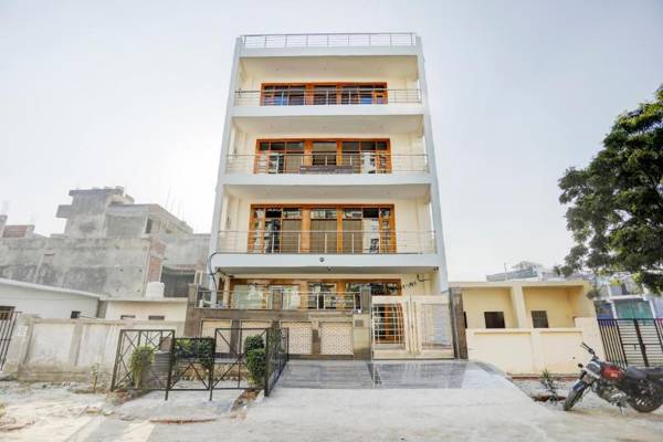 OYO Townhouse 860 Hotel Noida Inn