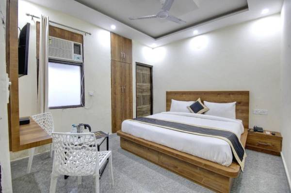 Hotel Premier Noida 135