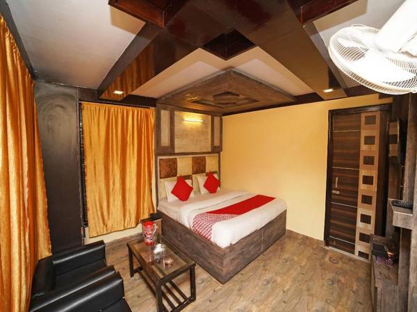 Vaccinated Staff - OYO 8594 Golden Nest