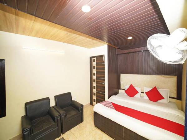 Vaccinated Staff - OYO 8594 Golden Nest