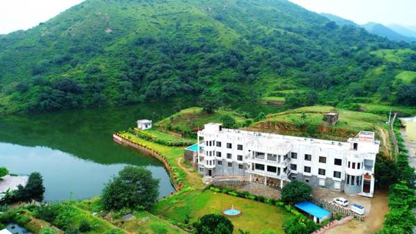 Rang Bhawan Inn - A Lake View Hotel