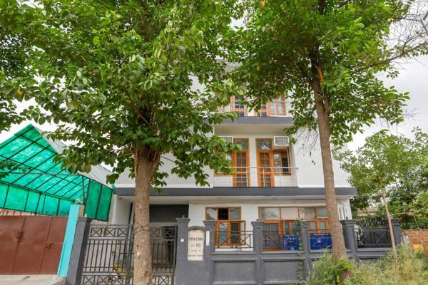 OYO 74939 Star Residency