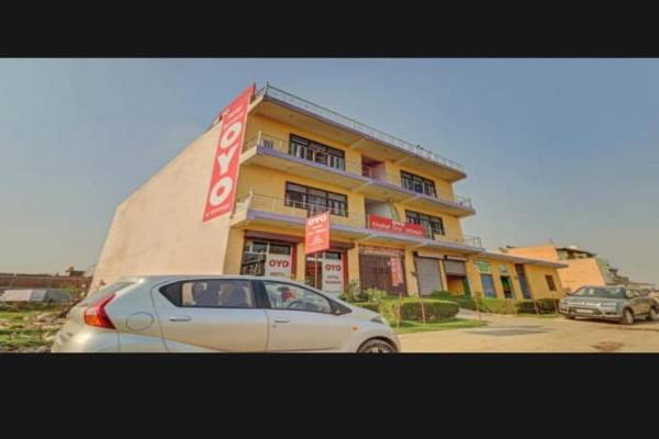 OYO 84421 Hotel Hometown