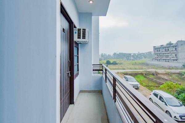 OYO 77497Hotel white House