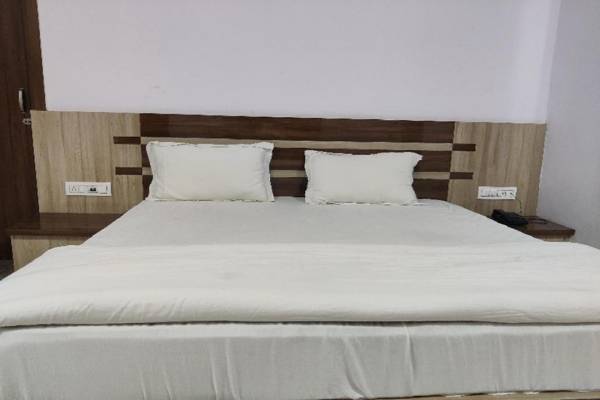 OYO 81176 Hotel Laksh