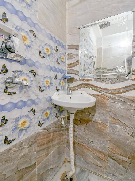 OYO 79796 Hotel Royal Inn