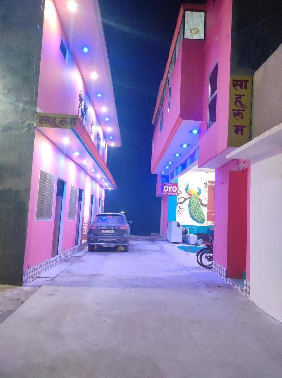 OYO 83295 Sahu Room's