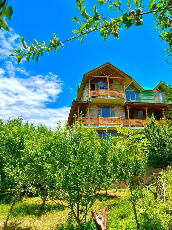 Flüstern Hostel and Café