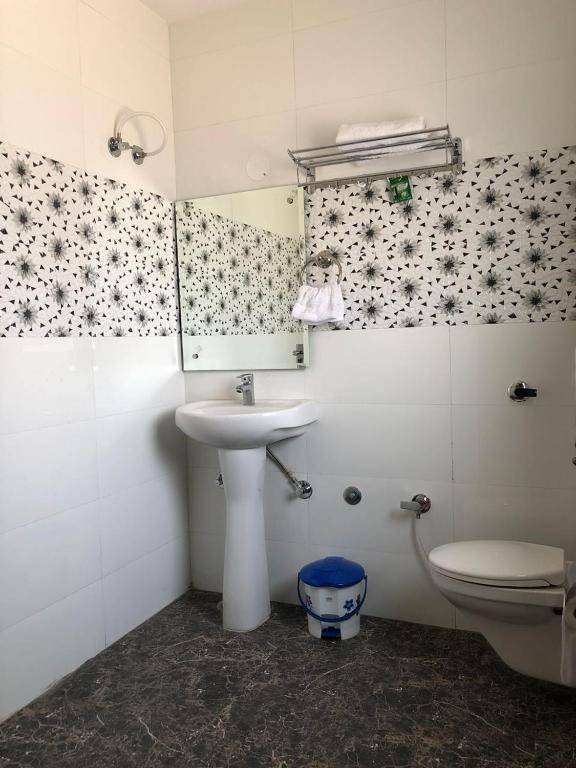 Hotel Wisteria -Main Highway Hotel