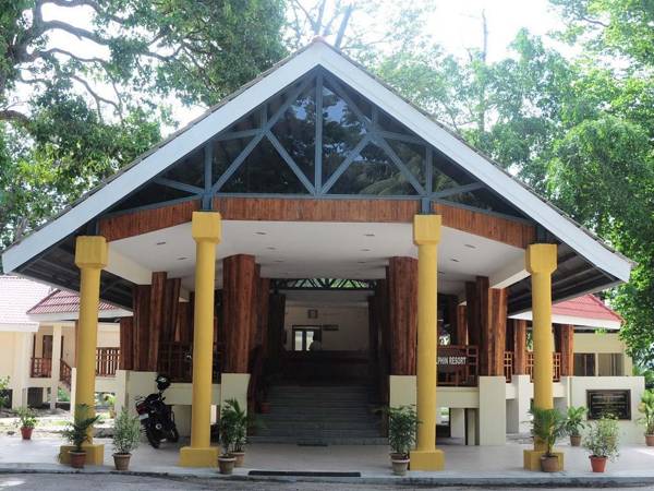 DOLPHIN BEACH RESORT