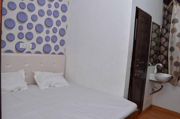 OYO 90093 Lally Empire