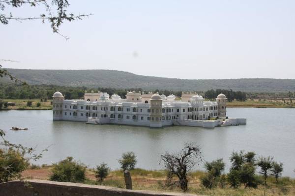 ​juSTa Lake Nahargarh Palace