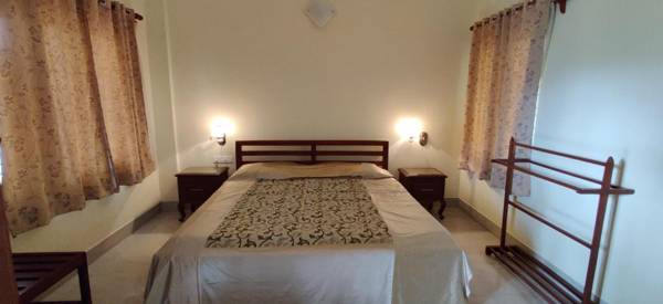 Grand Oak by Olive Stay