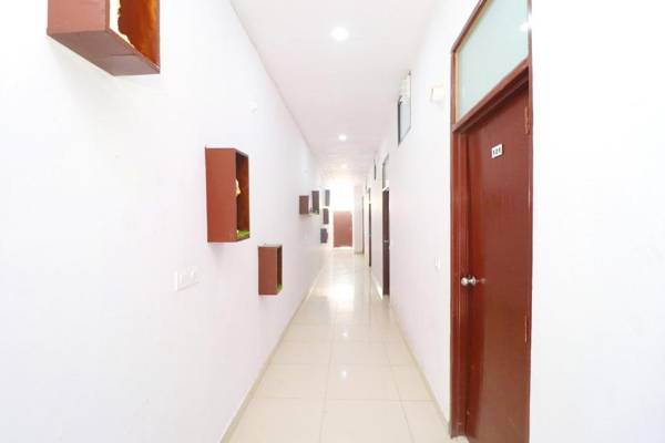 OYO 30900 Roadstar Hotel