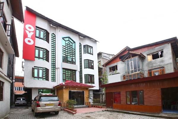 OYO 18872 Hotel Azad