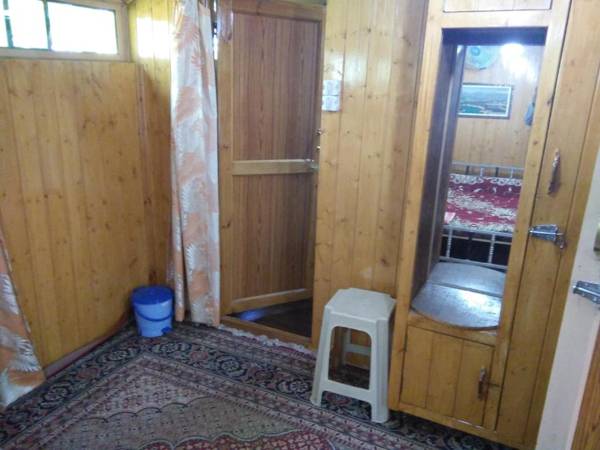 Tashkand Houseboat