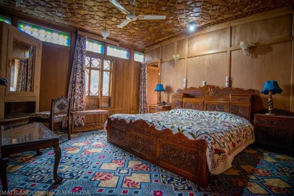 Young Beauty Star Houseboat