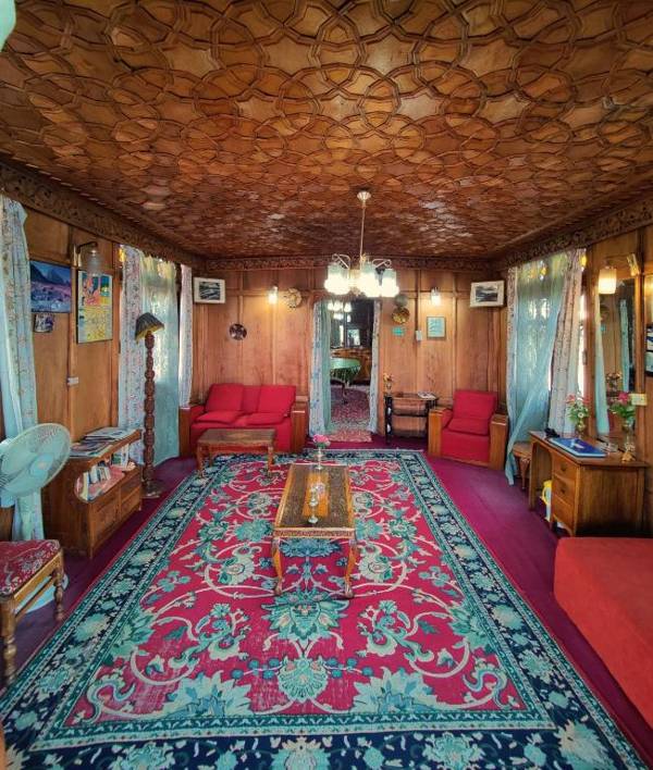Shiraz Deluxe Houseboat
