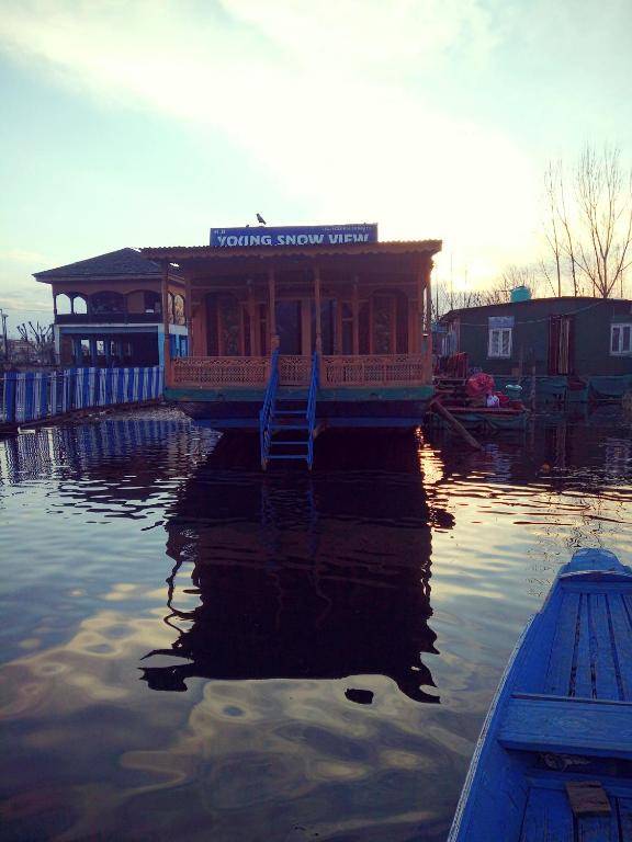 Houseboat Young Snow View Front Line Dal Lake