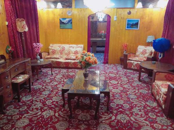 DULCE DOMUM GROUP OF HOUSEBOATS