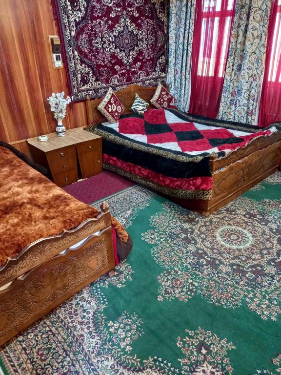 DULCE DOMUM GROUP OF HOUSEBOATS