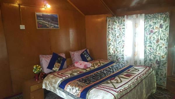 Houseboat Altaf and transportation