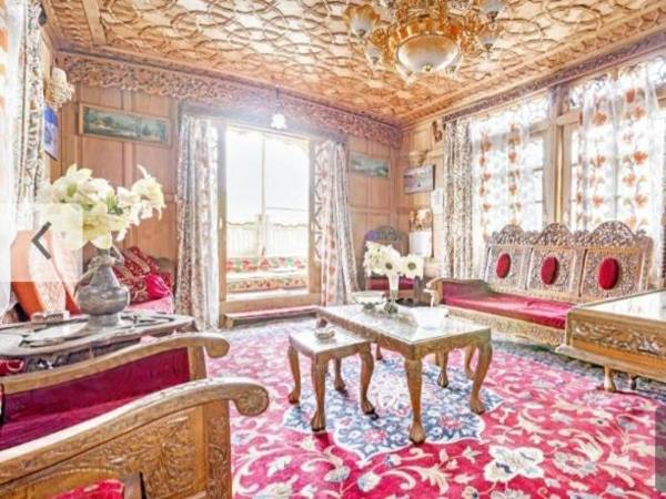 New minar group of houseboats