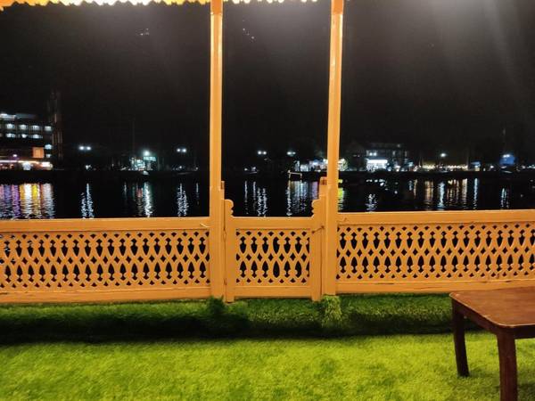 Houseboat Young Balmoral Castle