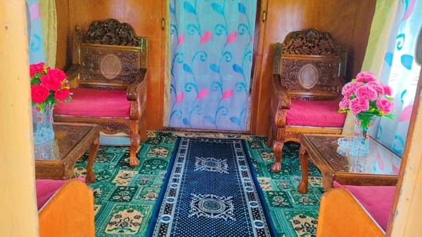 Houseboat young wild Rose