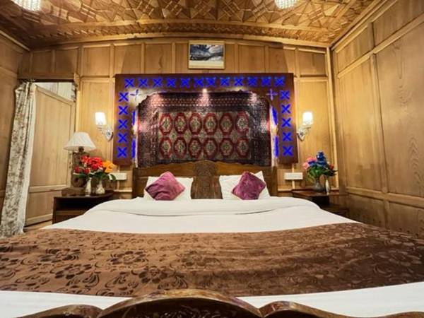 Floating Shanghai group of houseboats