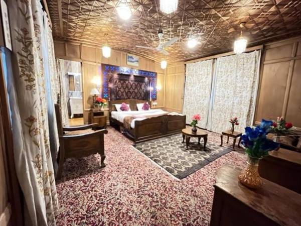 Floating Shanghai group of houseboats