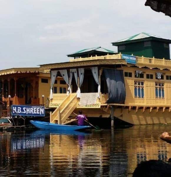 EXOTIC YOUNG SHREEN HOUSEBOAT