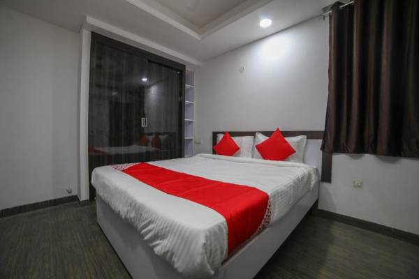 OYO 40205 Silver Apartments