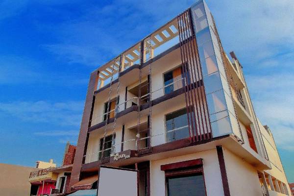 OYO 76842 The Royal's Inn