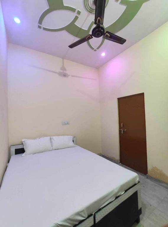 SPOT ON 91525 Pushp Palace