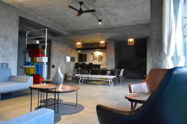 Grey Stone - Lakefront PentHouse Family Rooms