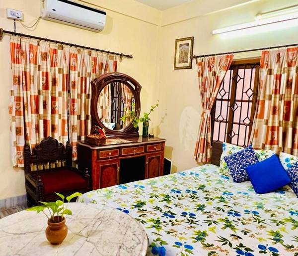 Spacious apt with Antique Furniture AC & Kitchen