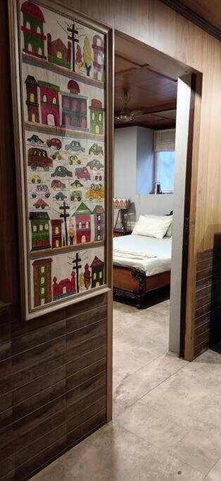 Contemporary Mini Apartment: Easy Walk to Park Street