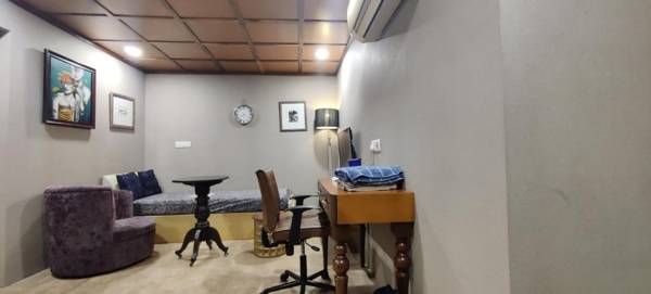 Workspace - Contemporary Mini Apartment: Easy Walk to Park Street
