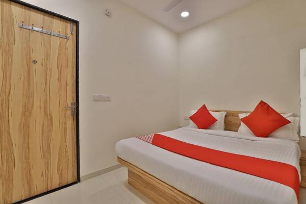 OYO 42957 Hotel Radhanand