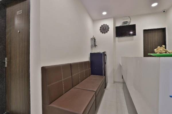OYO 42957 Hotel Radhanand