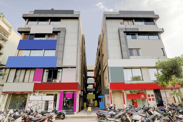 OYO Flagship 71075 HOTEL NIK PALACE