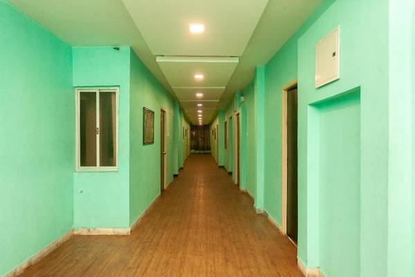 OYO 30579 Royal Palace Marina